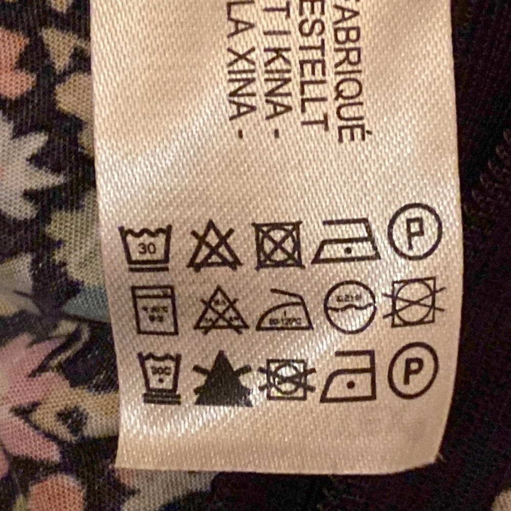 NWT. Zara Small Flowers Print Midi Dress with a V-neckline. Size S. - Picture 12 of 12